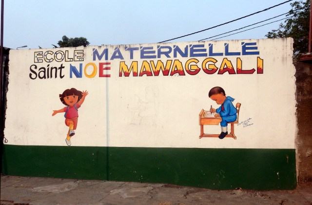 Dans la cour de l'église: une école 