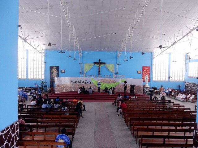 Le choeur transformé en scène de théâtre 