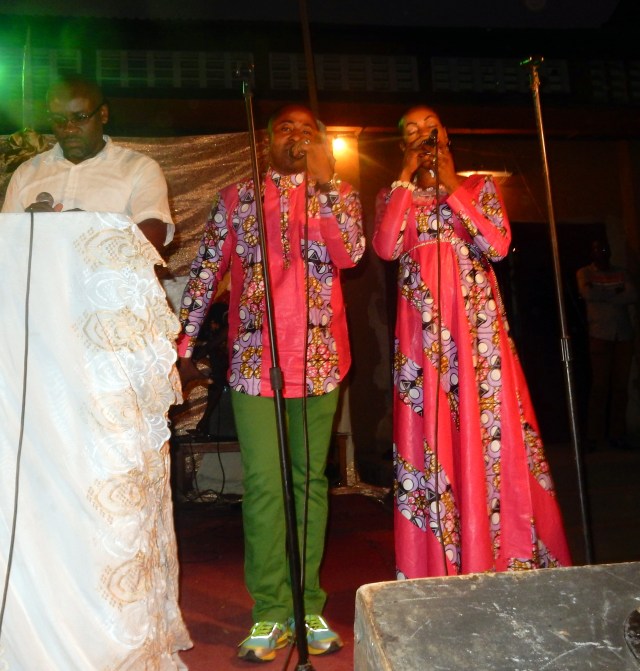 Mike et sa femme Mireille chantent