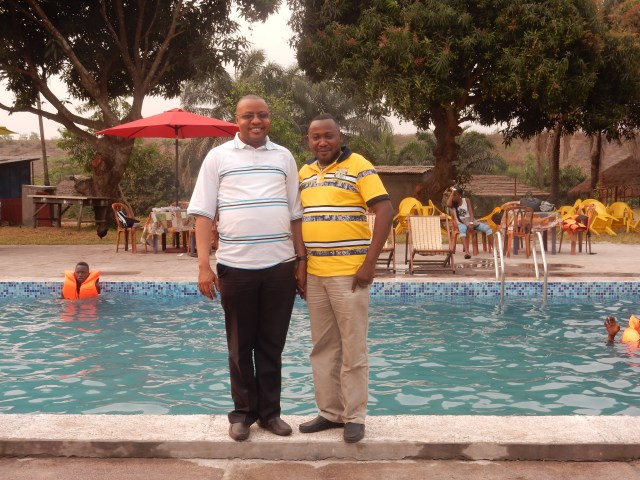 Près de la piscine, autour d'une bière