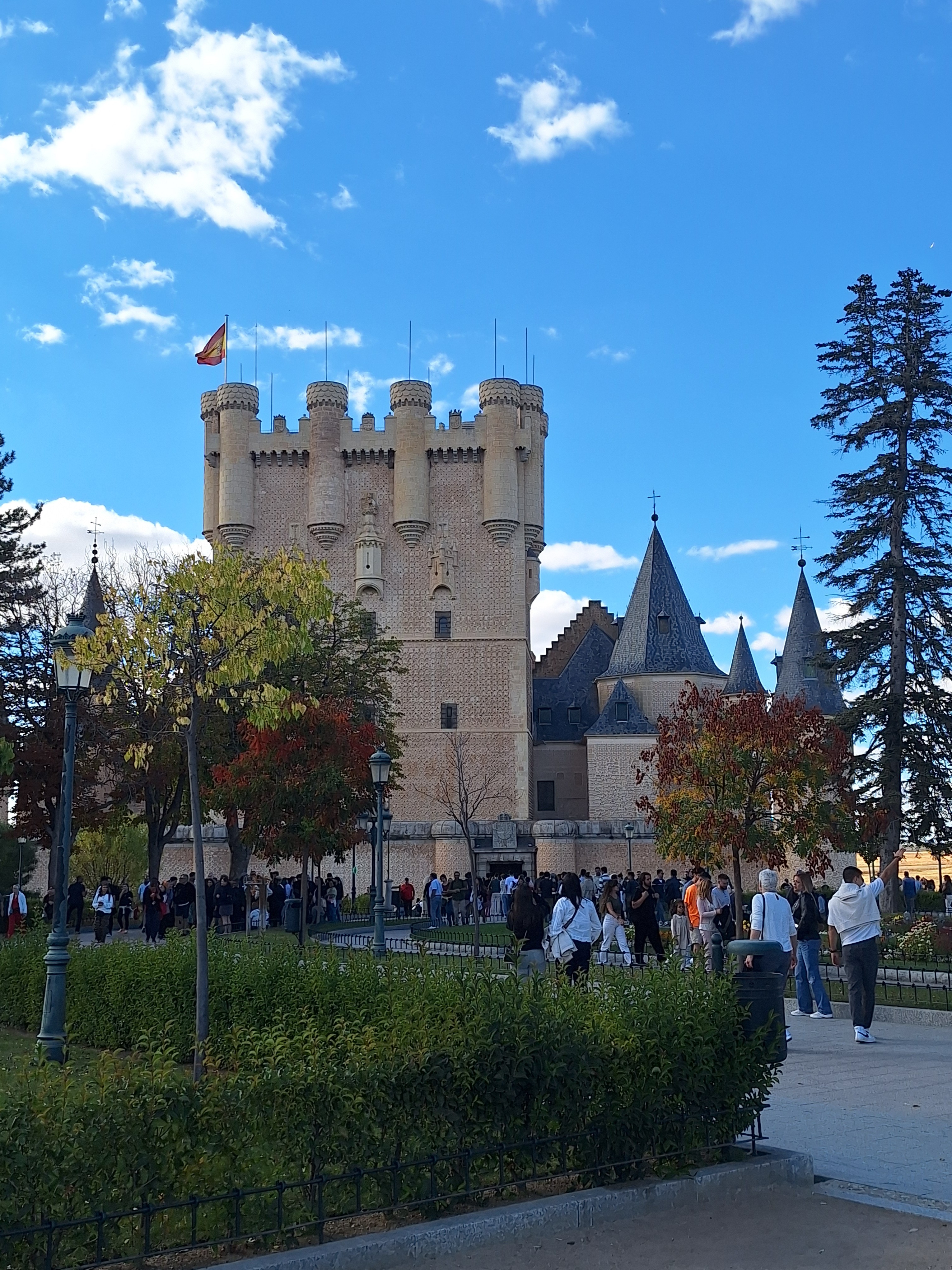 Un alcazar est un palais fortifié alliant des qualités militaires et d'agrément. Le mot est d'origine Romaine, mais repris par les Arabes